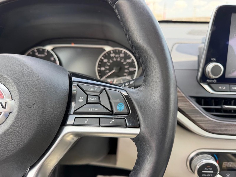 Nissan Altima Vehicle Full-screen Gallery Image 12