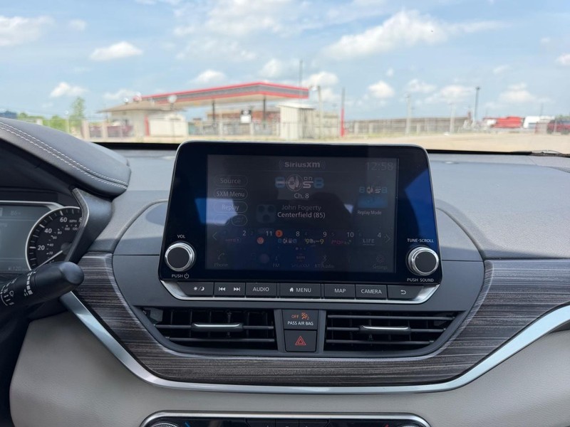 Nissan Altima Vehicle Full-screen Gallery Image 13