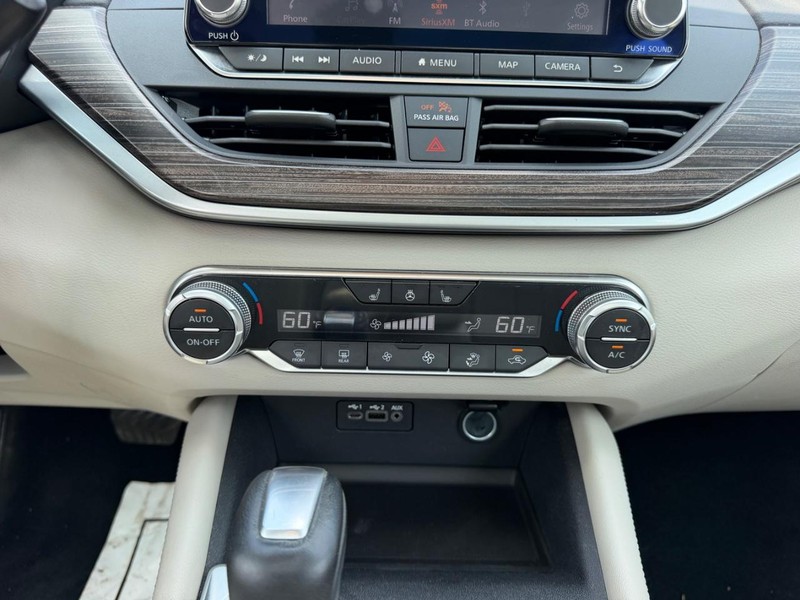 Nissan Altima Vehicle Full-screen Gallery Image 14