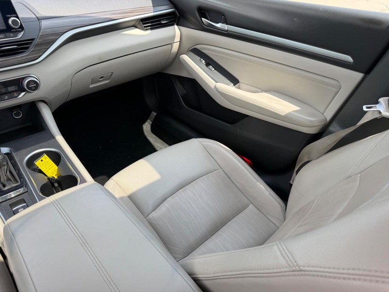 Nissan Altima Vehicle Full-screen Gallery Image 16