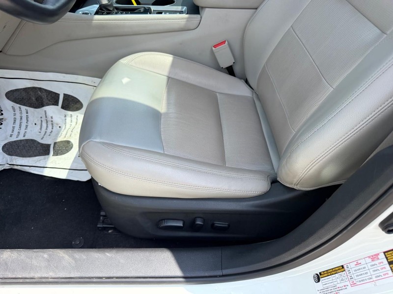 Nissan Altima Vehicle Full-screen Gallery Image 19