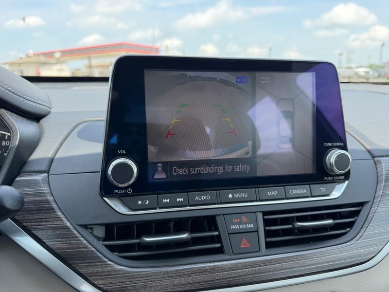 Nissan Altima Vehicle Full-screen Gallery Image 21