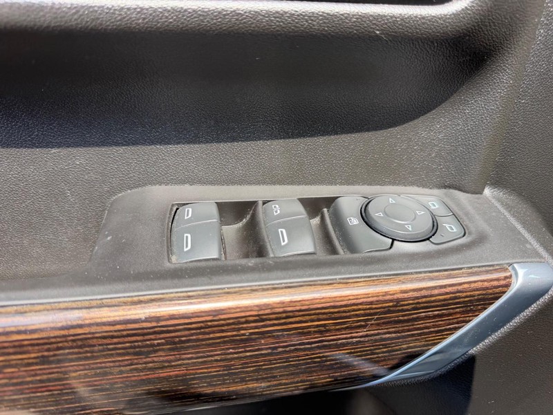 GMC Sierra 1500 Vehicle Full-screen Gallery Image 15