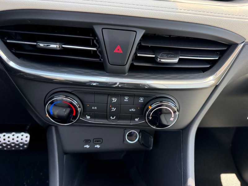 Buick Encore GX Vehicle Full-screen Gallery Image 13