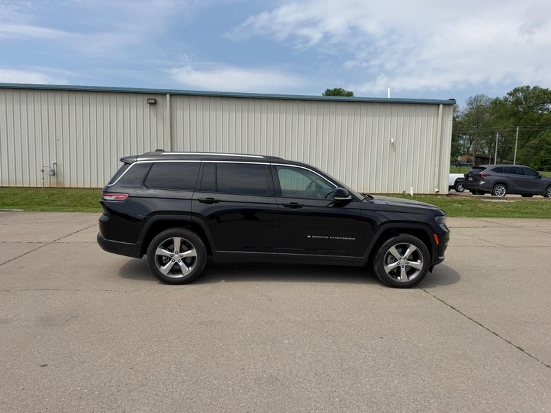 Jeep Grand Cherokee L Vehicle Full-screen Gallery Image 2