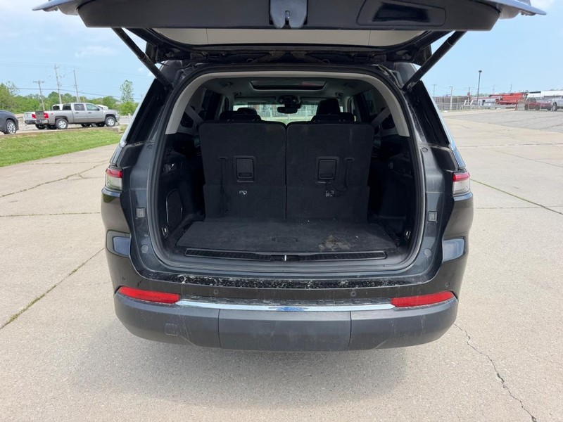 Jeep Grand Cherokee L Vehicle Full-screen Gallery Image 4