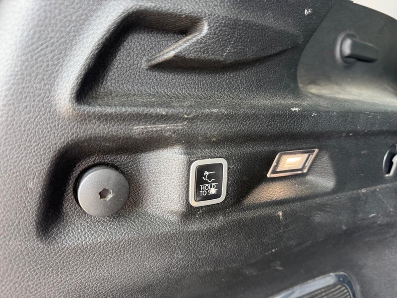 Jeep Grand Cherokee L Vehicle Full-screen Gallery Image 5