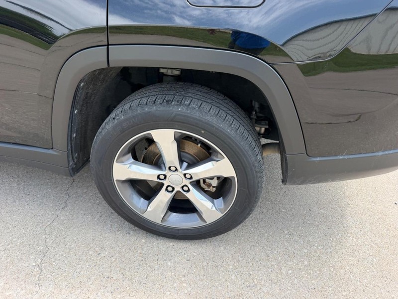 Jeep Grand Cherokee L Vehicle Full-screen Gallery Image 6