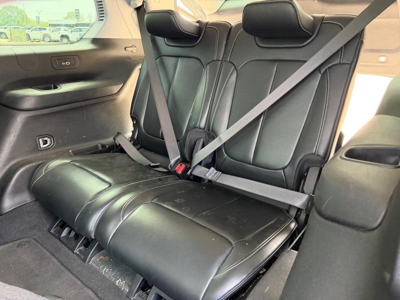 Jeep Grand Cherokee L Vehicle Full-screen Gallery Image 7