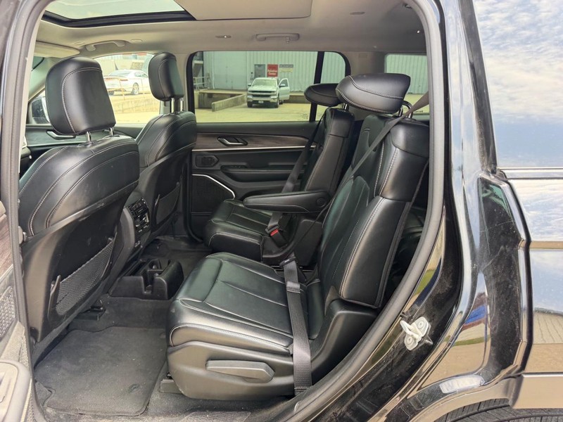 Jeep Grand Cherokee L Vehicle Full-screen Gallery Image 8