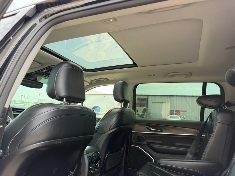 Jeep Grand Cherokee L Vehicle Full-screen Gallery Image 9