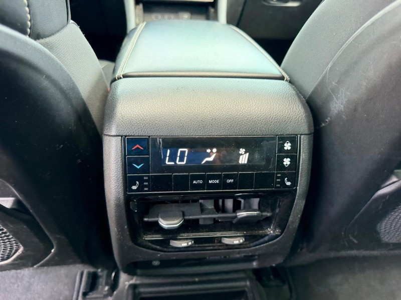 Jeep Grand Cherokee L Vehicle Full-screen Gallery Image 10