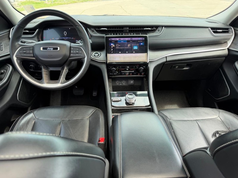 Jeep Grand Cherokee L Vehicle Full-screen Gallery Image 11