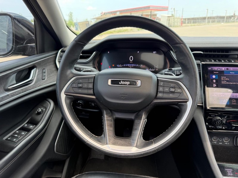 Jeep Grand Cherokee L Vehicle Full-screen Gallery Image 12