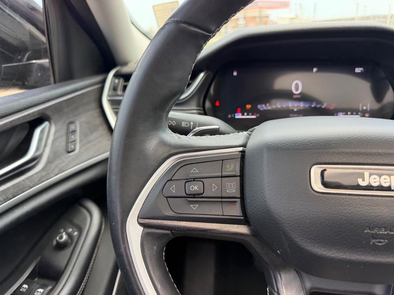 Jeep Grand Cherokee L Vehicle Full-screen Gallery Image 13