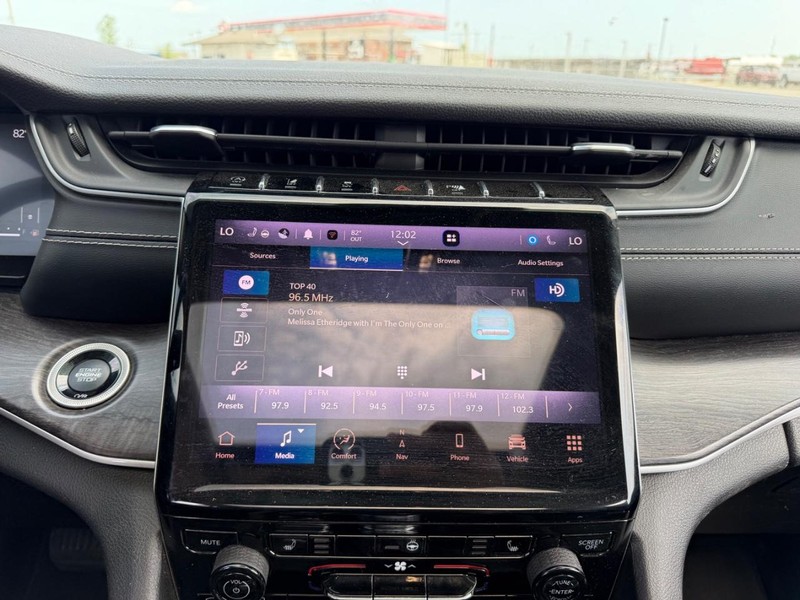 Jeep Grand Cherokee L Vehicle Full-screen Gallery Image 15