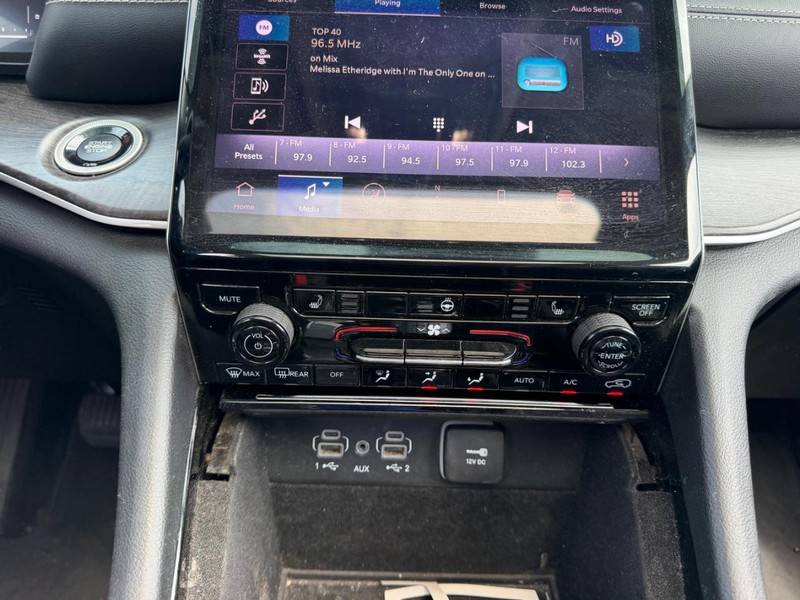 Jeep Grand Cherokee L Vehicle Full-screen Gallery Image 16