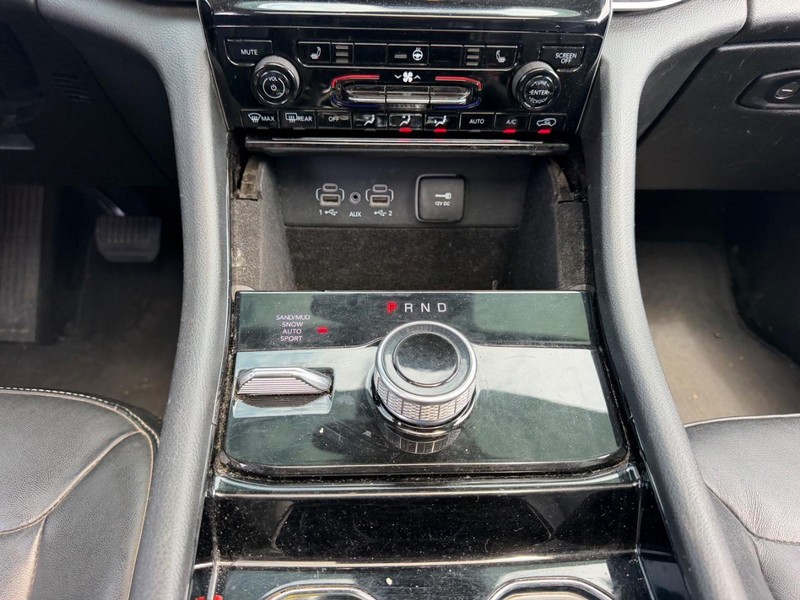 Jeep Grand Cherokee L Vehicle Full-screen Gallery Image 17