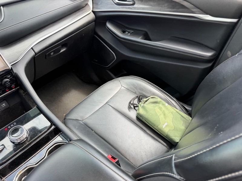 Jeep Grand Cherokee L Vehicle Full-screen Gallery Image 18