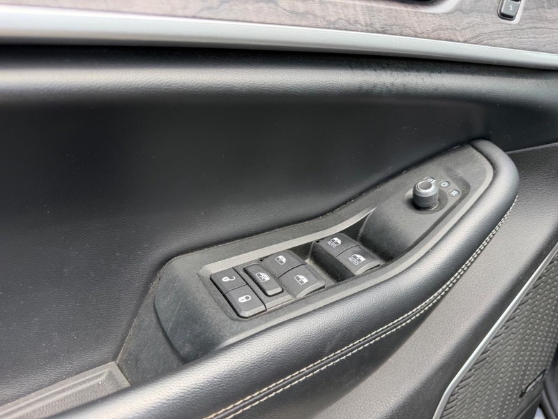 Jeep Grand Cherokee L Vehicle Full-screen Gallery Image 20