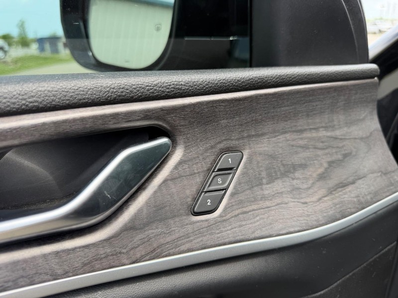 Jeep Grand Cherokee L Vehicle Full-screen Gallery Image 21