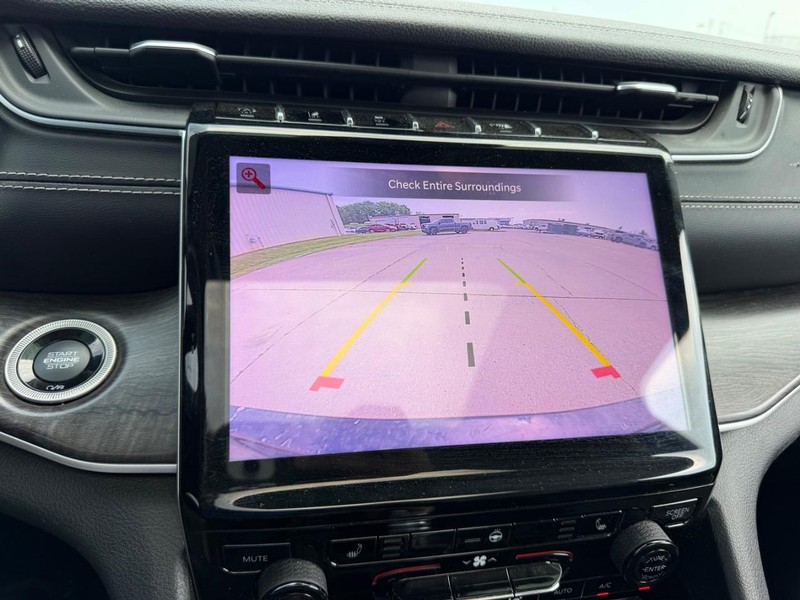 Jeep Grand Cherokee L Vehicle Full-screen Gallery Image 23