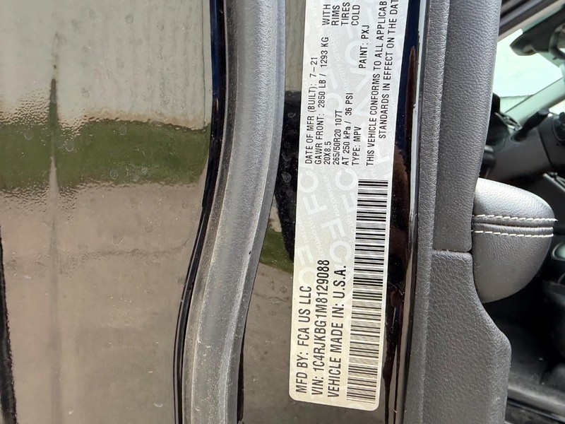 Jeep Grand Cherokee L Vehicle Full-screen Gallery Image 24