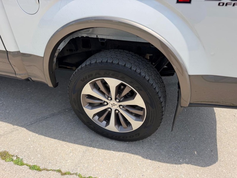 Ford F-150 Vehicle Full-screen Gallery Image 6