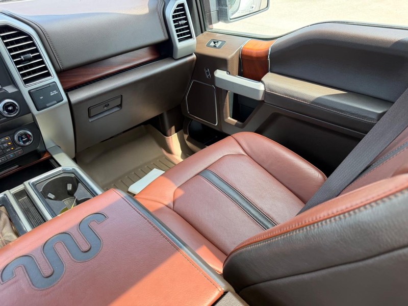 Ford F-150 Vehicle Full-screen Gallery Image 16