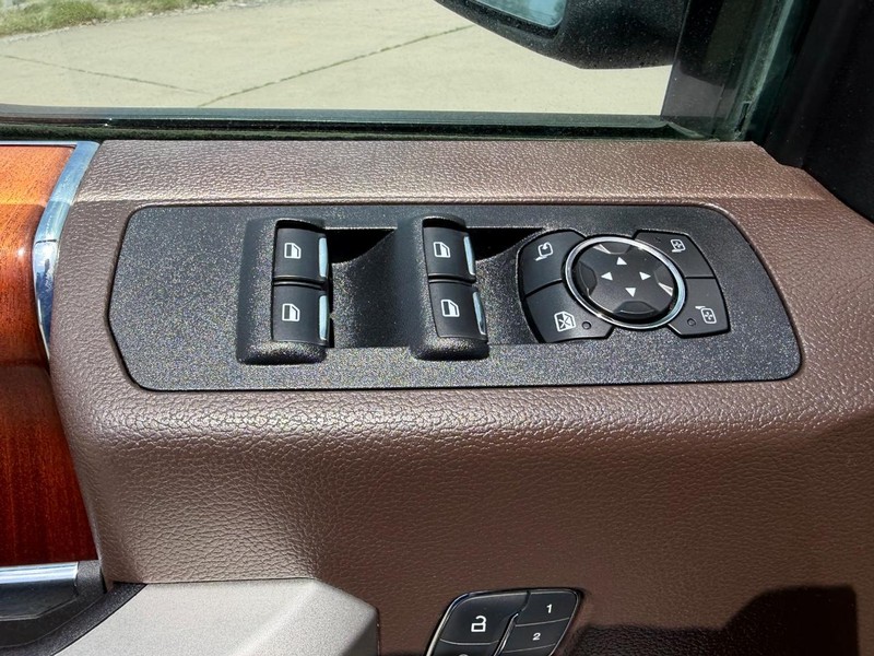 Ford F-150 Vehicle Full-screen Gallery Image 17