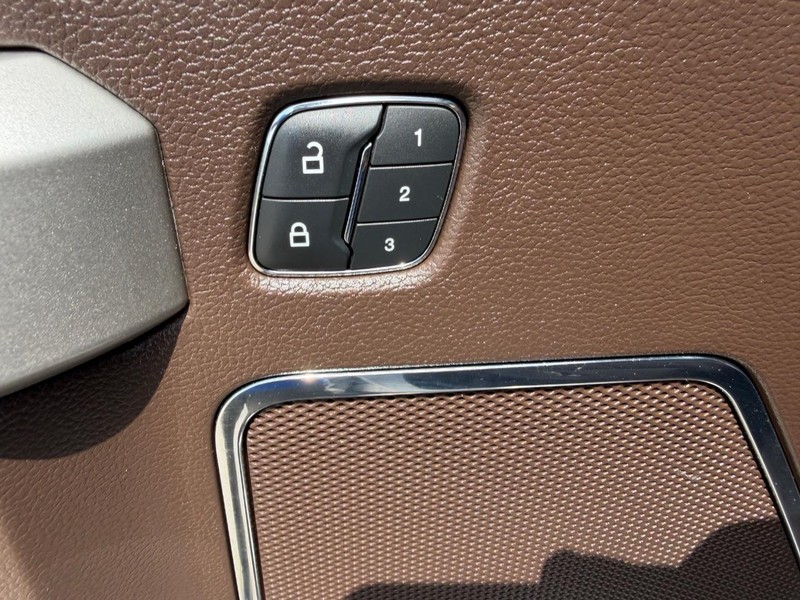 Ford F-150 Vehicle Full-screen Gallery Image 18