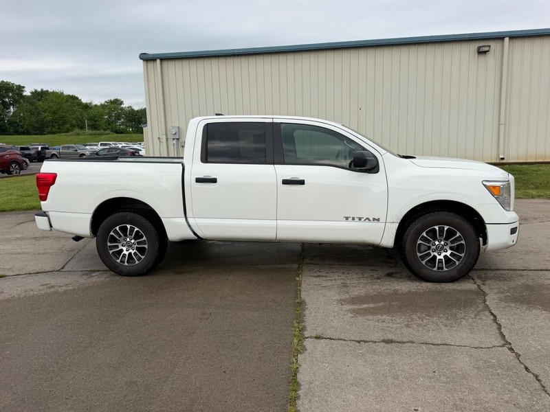 Nissan Titan Vehicle Full-screen Gallery Image 2