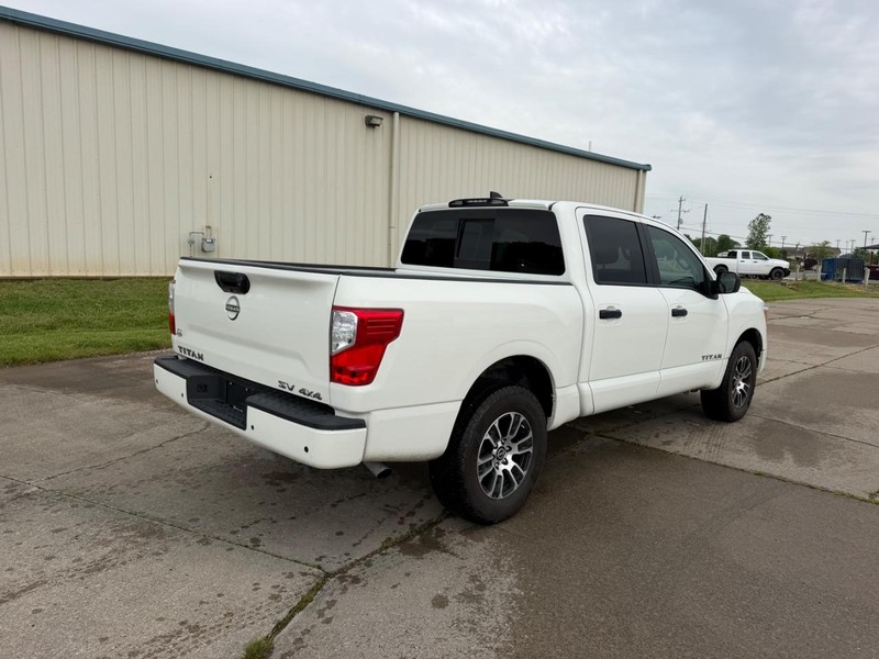 Nissan Titan Vehicle Full-screen Gallery Image 3