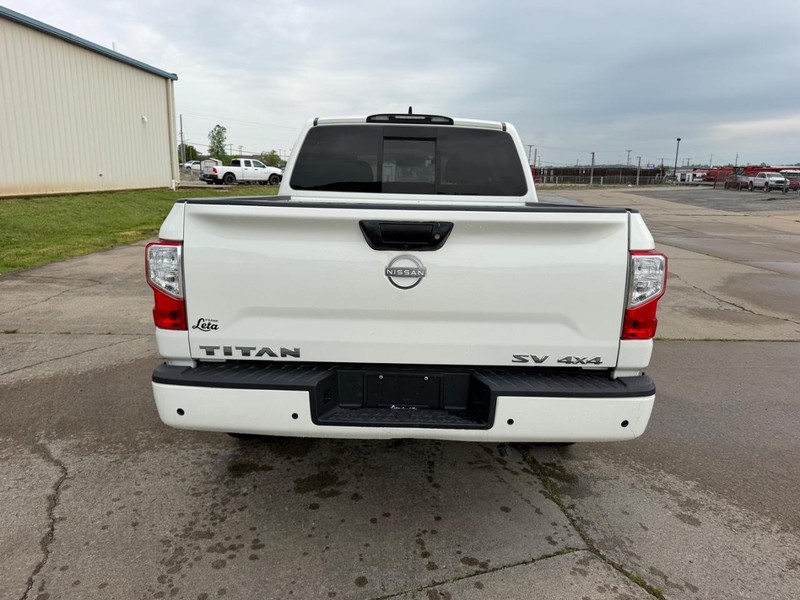 Nissan Titan Vehicle Full-screen Gallery Image 4