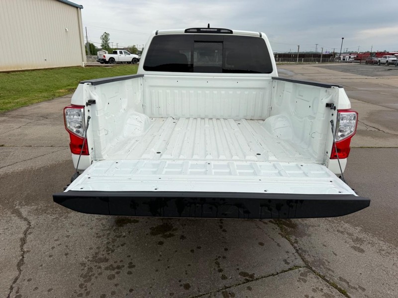 Nissan Titan Vehicle Full-screen Gallery Image 5