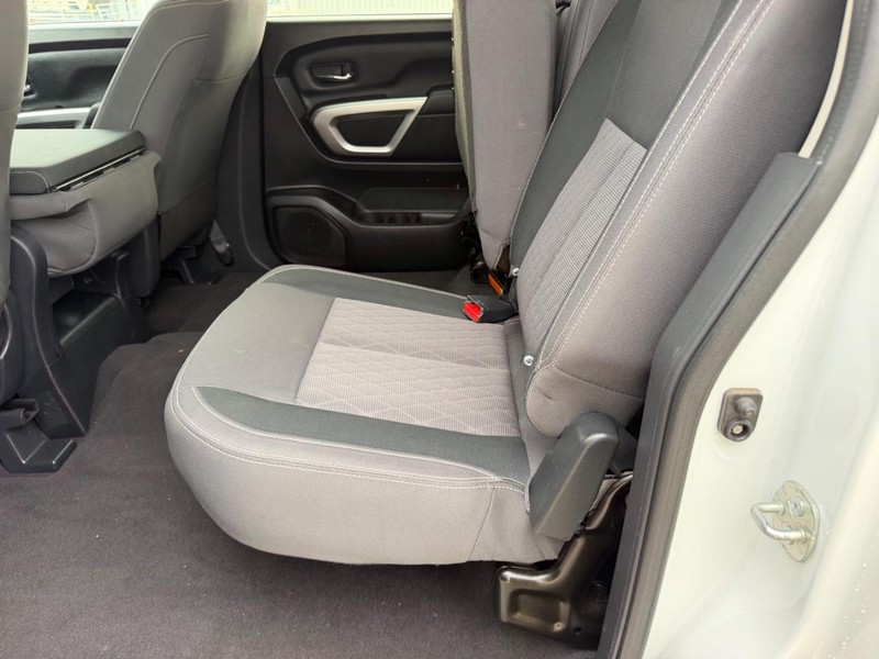 Nissan Titan Vehicle Full-screen Gallery Image 7