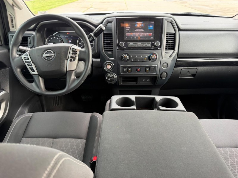 Nissan Titan Vehicle Full-screen Gallery Image 8
