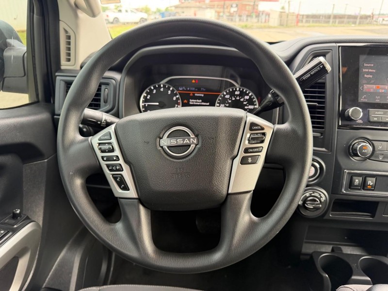 Nissan Titan Vehicle Full-screen Gallery Image 9