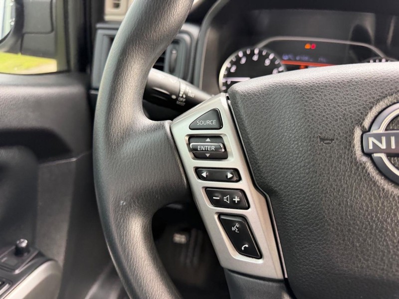 Nissan Titan Vehicle Full-screen Gallery Image 10