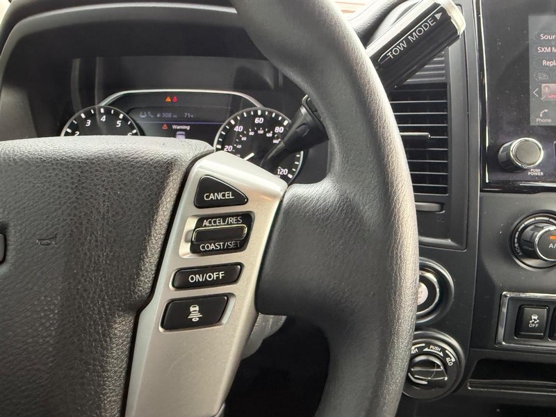 Nissan Titan Vehicle Full-screen Gallery Image 11