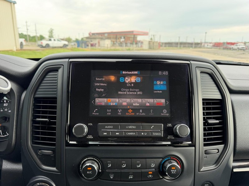 Nissan Titan Vehicle Full-screen Gallery Image 12