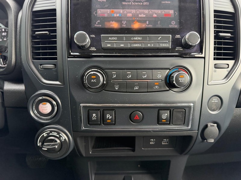Nissan Titan Vehicle Full-screen Gallery Image 13