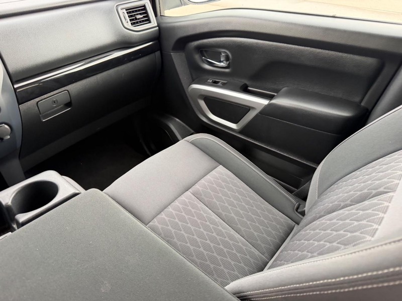 Nissan Titan Vehicle Full-screen Gallery Image 14