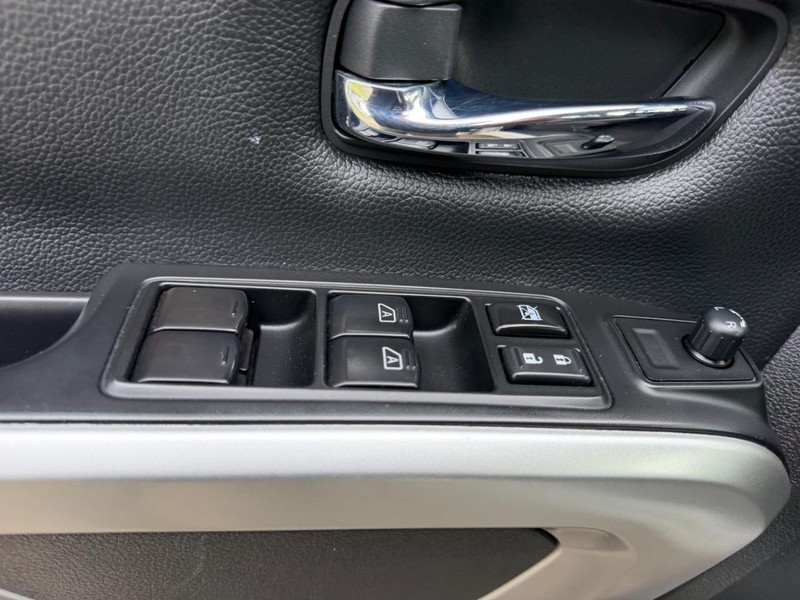 Nissan Titan Vehicle Full-screen Gallery Image 15