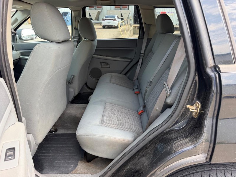 Jeep Grand Cherokee Vehicle Full-screen Gallery Image 6