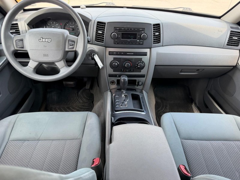 Jeep Grand Cherokee Vehicle Full-screen Gallery Image 7