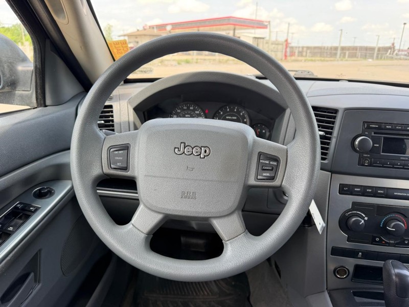 Jeep Grand Cherokee Vehicle Full-screen Gallery Image 8