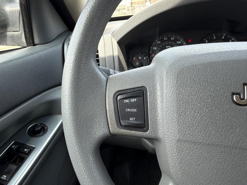 Jeep Grand Cherokee Vehicle Full-screen Gallery Image 9