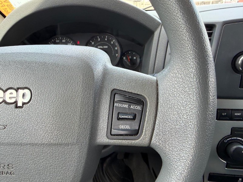 Jeep Grand Cherokee Vehicle Full-screen Gallery Image 10