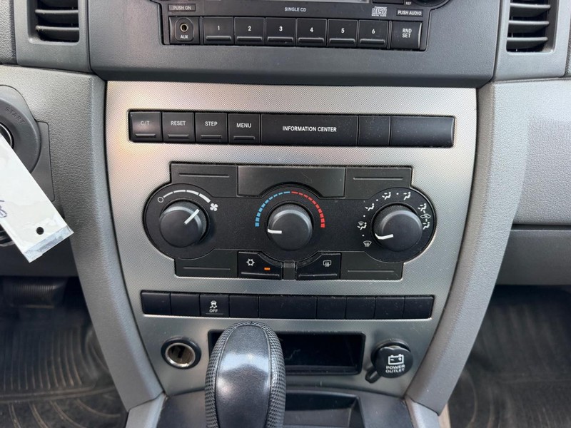 Jeep Grand Cherokee Vehicle Full-screen Gallery Image 12